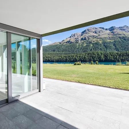 Central With Picturesque Mountain & Lake Views Holiday home *