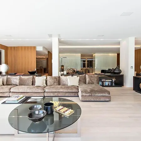 Central With Picturesque Mountain & Lake Views Holiday home